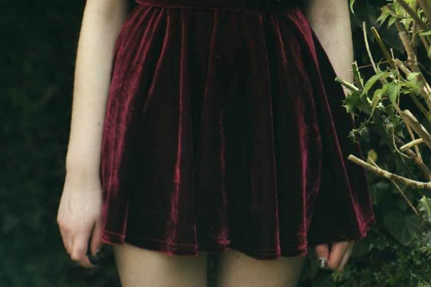 Terciopelo, outfits otoño, falda roja