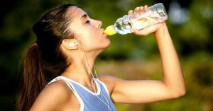 salud mientras viajas, beber agua